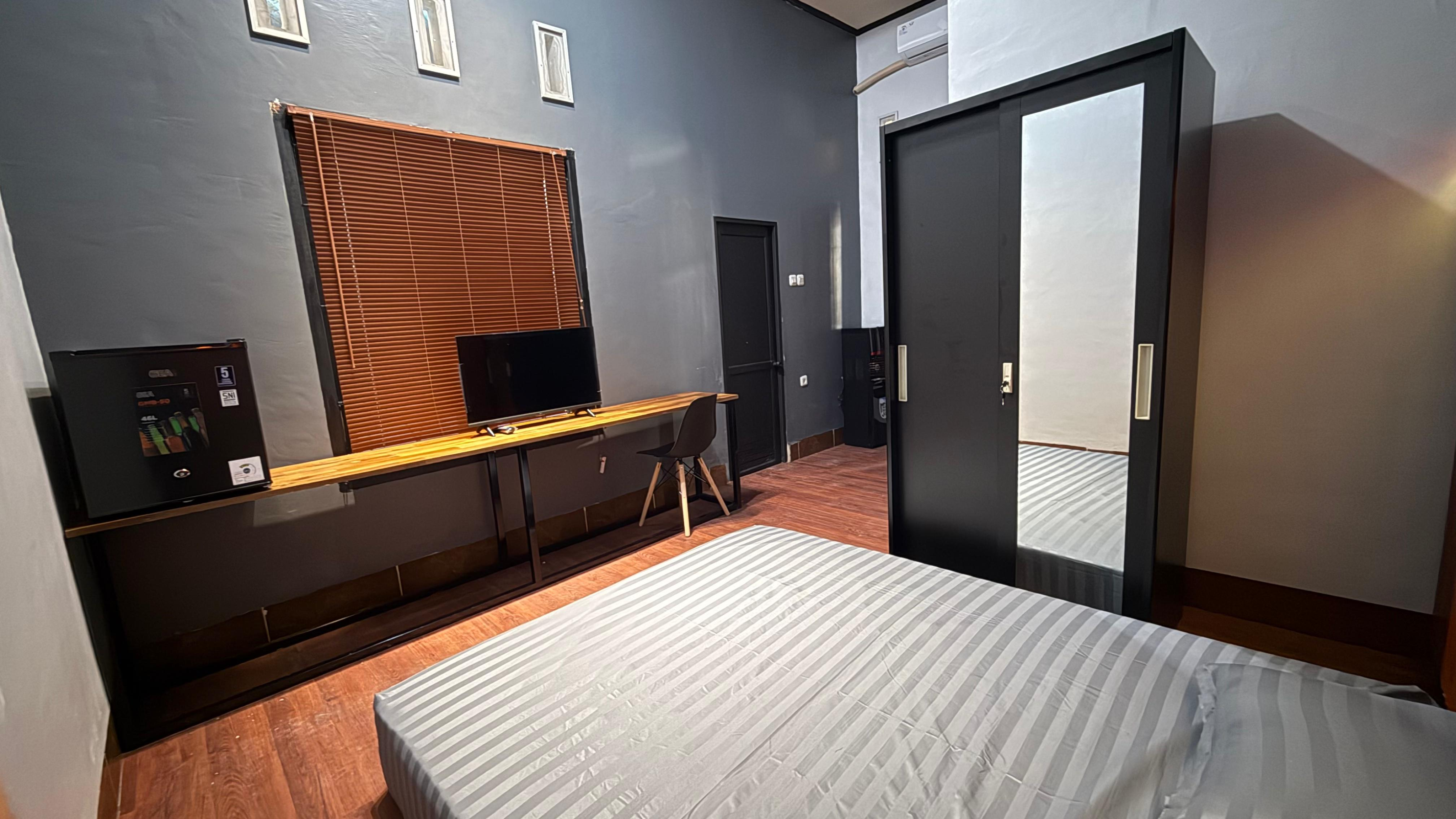 Kos Ta Makassar. Kos Industrialis, Premium, Eksklusif, Lengkap, Mewah, Sultan, Smart TV, Campur, Wifi Gratis, Kulkas, AC, Air Panas, Shower, dll.